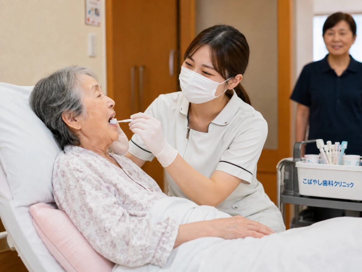 ベッドサイドで口腔ケアを受ける高齢の患者さまと歯科スタッフ