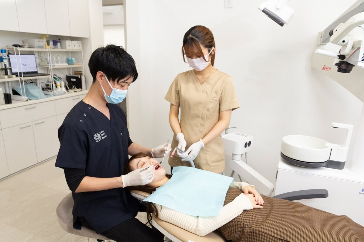 歯科衛生士とチームで診療する歯科医師