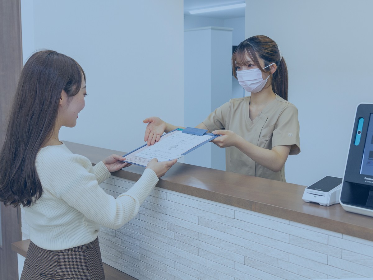受付で患者さんに対応するスタッフ